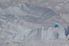 Isbjerg med skurestriber og swimmingpool